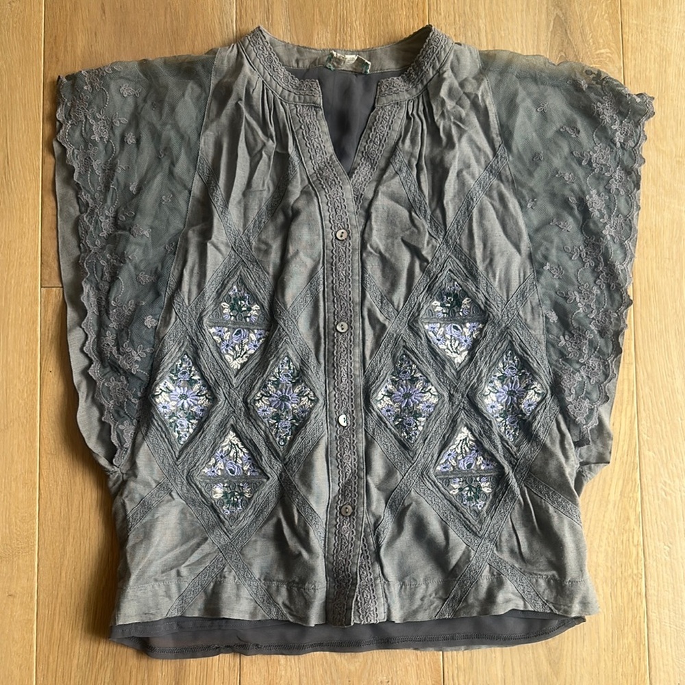 Elegant lace and embroidered boutique Women's Top- XS